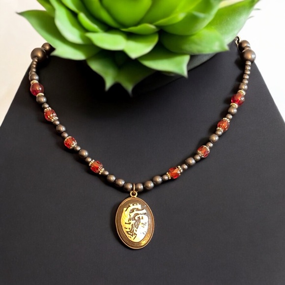 Hand crafted anatomical heart faux pearl necklace - Picture 4 of 9